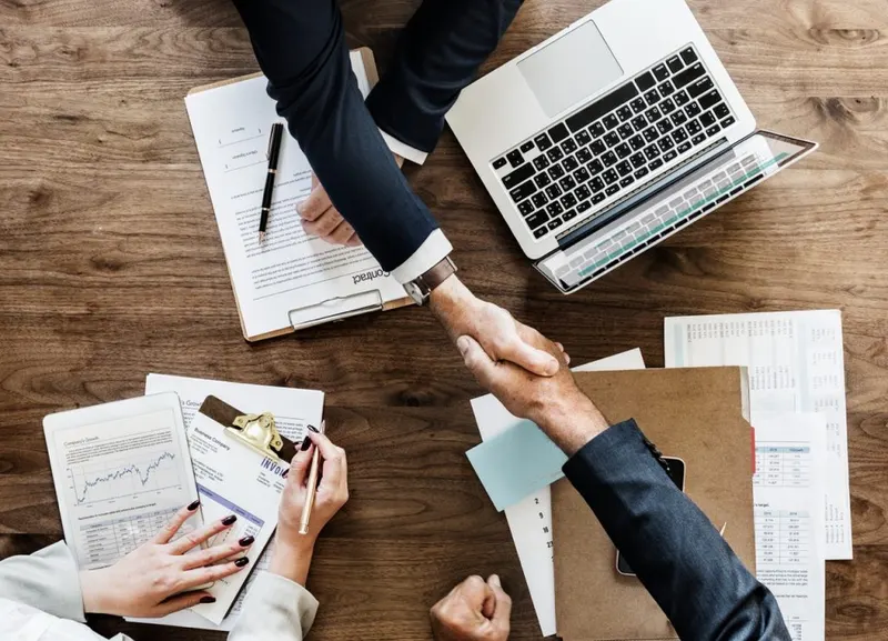 User managing the contract process from draft to signature on a laptop